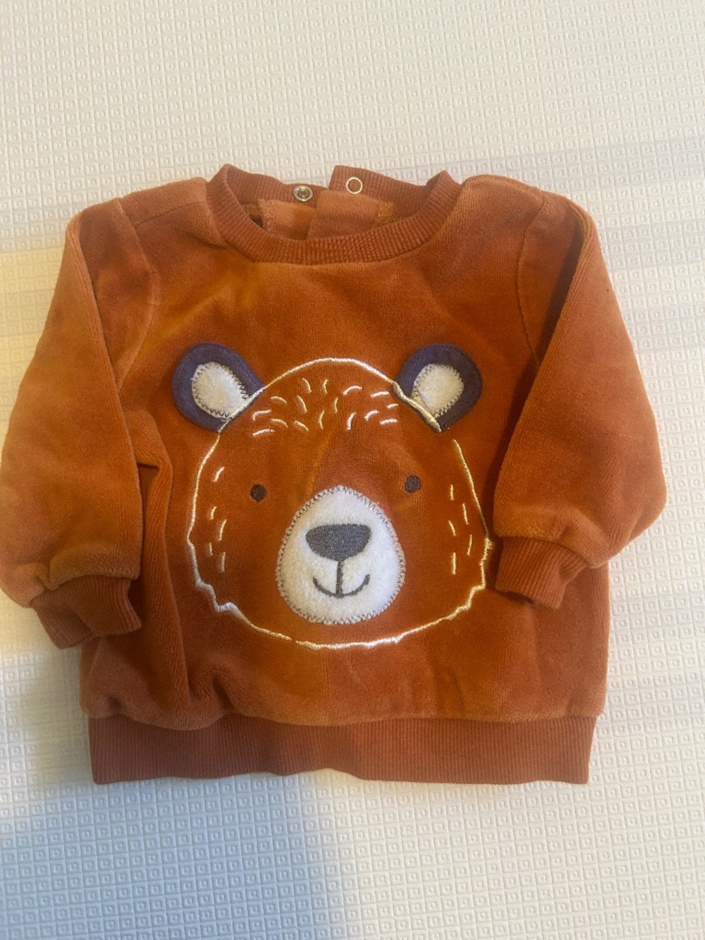Baby sweater with Bear pattern